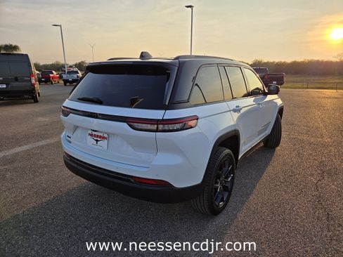 New 2025 Jeep Grand Cherokee Limited image 7