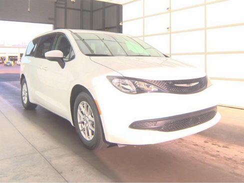 Used 2023 Chrysler Voyager LX image 3