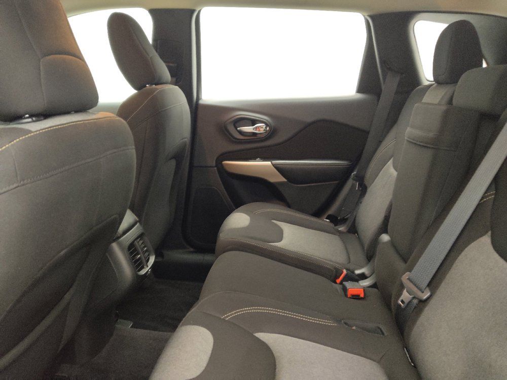 Used 2017 Jeep Cherokee Sport FWD image 18