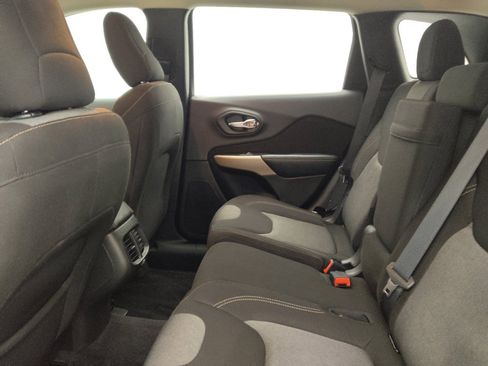 Used 2017 Jeep Cherokee Sport FWD image 18