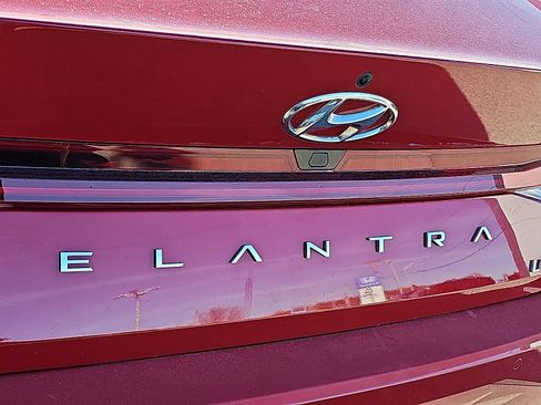 Used 2022 Hyundai Elantra Limited image 32