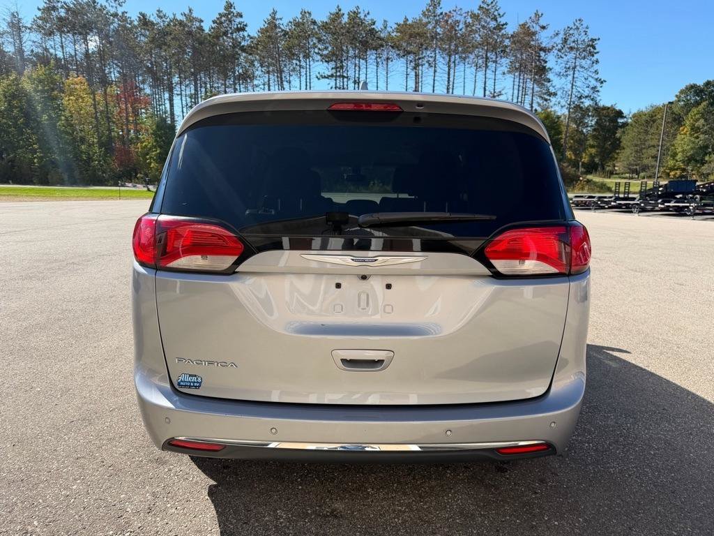 Used 2019 Chrysler Pacifica Touring-L FWD image 5