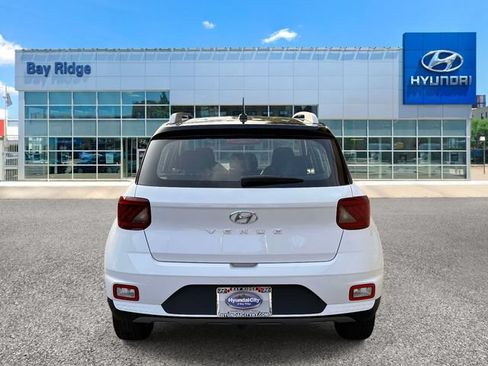 Used 2025 Hyundai Venue Limited FWD image 5
