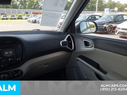 Used 2025 Kia Soul LX w/ LX Technology Package FWD image 18