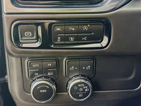 Used 2025 GMC Yukon Elevation AWD/4WD image 7
