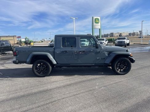Used 2025 Jeep Gladiator Nighthawk image 4