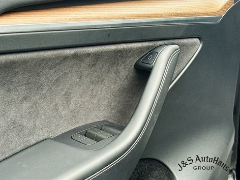 Used 2023 Tesla Model Y Performance image 22