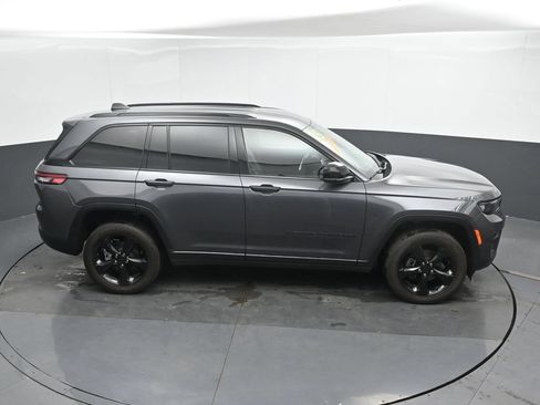 Used 2025 Jeep Grand Cherokee Altitude AWD/4WD image 32