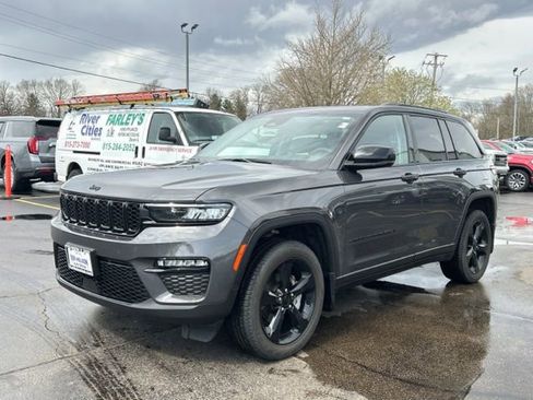 Used 2024 Jeep Grand Cherokee Limited w/ Black Appearance Package image 6