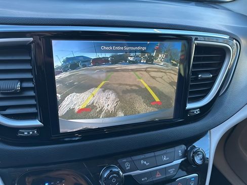 Used 2024 Chrysler Pacifica Touring-L FWD image 14
