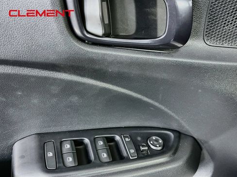 Used 2023 Hyundai Venue Limited FWD image 23