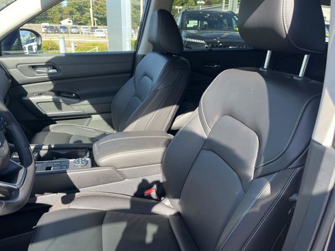 Used 2025 Nissan Pathfinder SL w/ SL Premium Package image 9