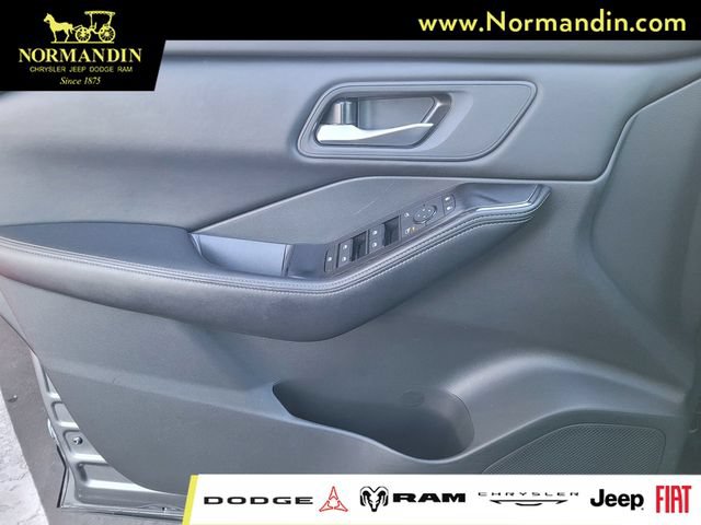 Used 2025 Nissan Rogue SV AWD/4WD image 15