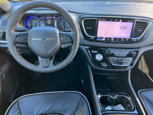 Used 2025 Chrysler Pacifica Limited FWD image 3