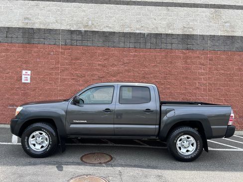 Used 2011 Toyota Tacoma 4x4 Double Cab w/ Towing Pkg image 4