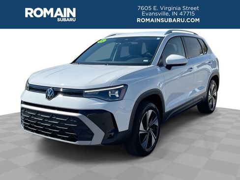 Used 2025 Volkswagen Taos SE AWD/4WD image 1