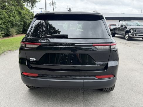 Used 2025 Jeep Grand Cherokee Limited w/ Black Appearance Package AWD/4WD image 9