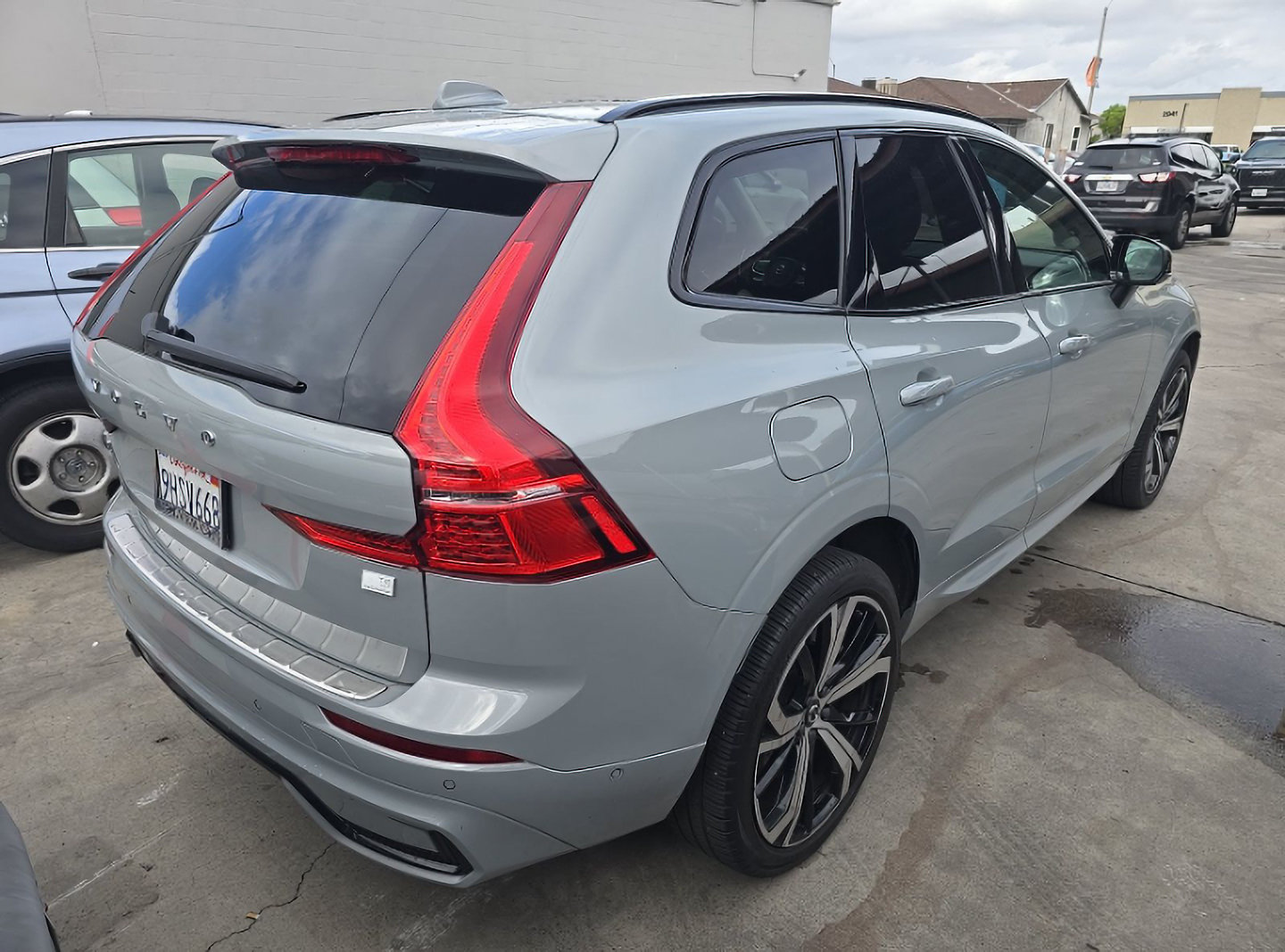 Used 2024 Volvo XC60 T8 Ultimate w/ Protection Package Premier AWD/4WD image 4