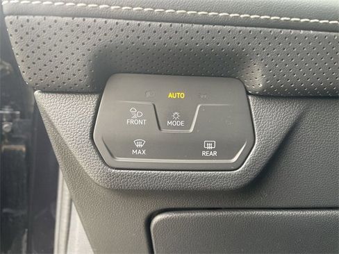 Used 2024 Volkswagen Atlas SE image 34