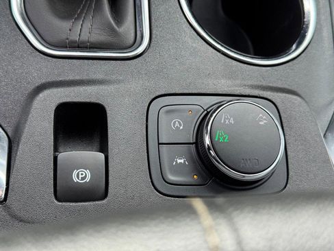 Used 2023 Chevrolet Traverse LT image 24