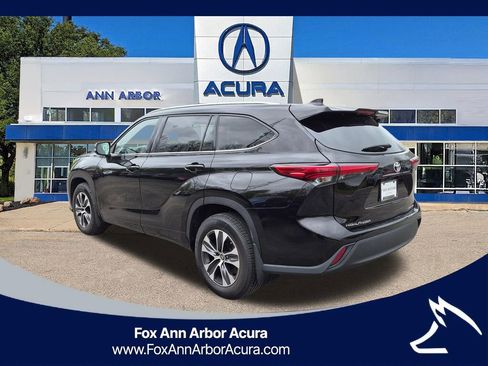 Used 2020 Toyota Highlander XLE AWD/4WD image 3