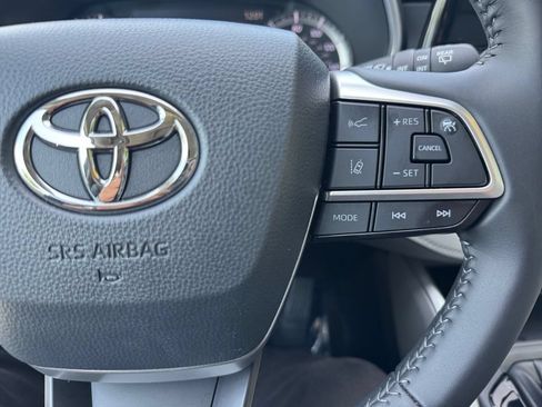 Used 2024 Toyota Highlander XLE AWD/4WD image 30