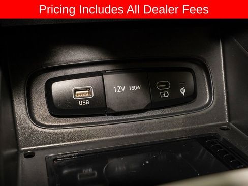 Used 2024 Hyundai Venue Limited FWD image 14