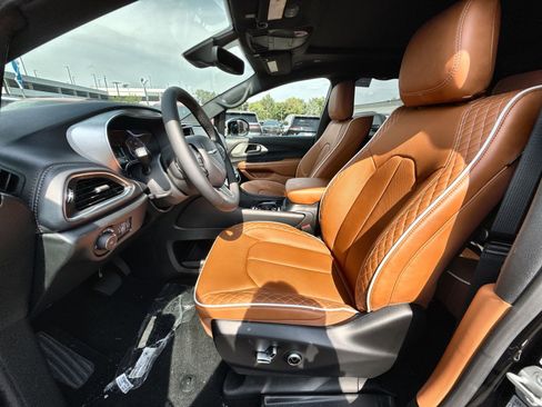 New 2026 Chrysler Pacifica Pinnacle image 13
