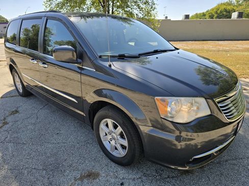 Used 2012 Chrysler Town & Country Touring w/ Driver Convenience Group image 3