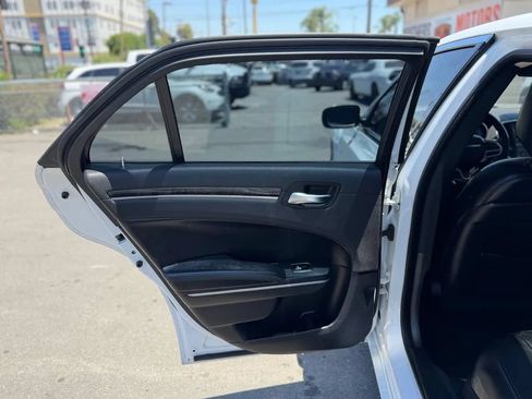 Used 2019 Chrysler 300 Limited RWD image 26