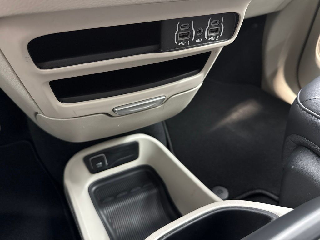 Used 2024 Chrysler Pacifica Touring-L FWD image 28