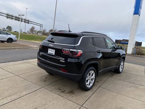Used 2024 Jeep Compass Latitude image 10