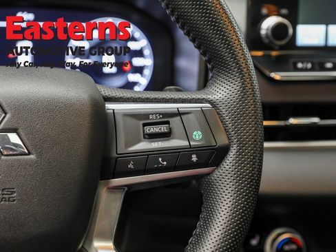 Used 2023 Mitsubishi Outlander SE image 16