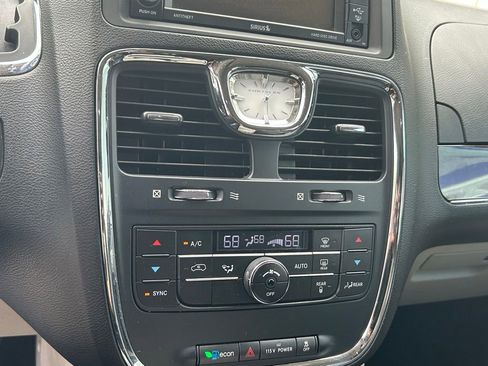 Used 2013 Chrysler Town & Country Touring image 22