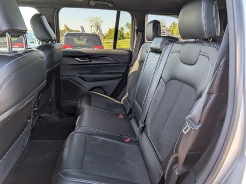Used 2025 Jeep Grand Cherokee Altitude AWD/4WD image 11