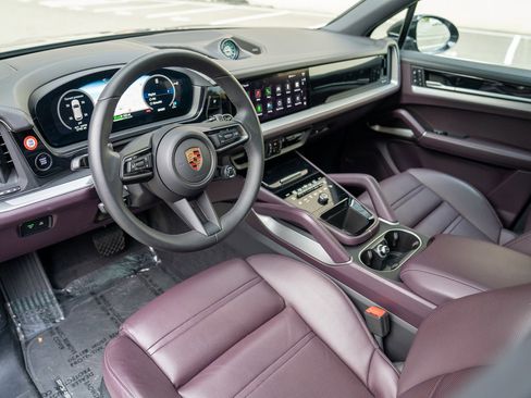 Used 2024 Porsche Cayenne E-Hybrid image 4