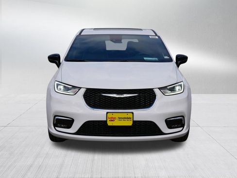 New 2026 Chrysler Pacifica Limited image 2