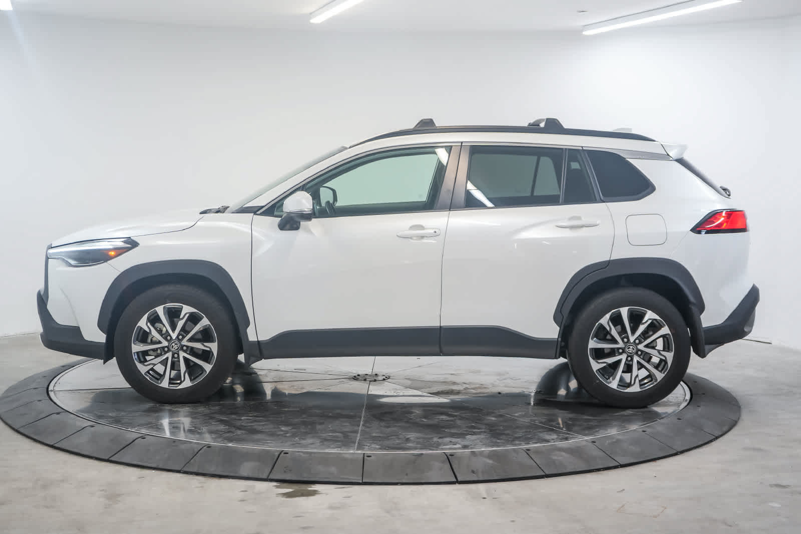 Used 2023 Toyota Corolla Cross XLE w/ Convenience Package FWD image 2
