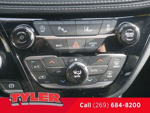 Used 2023 Chrysler Pacifica Limited w/ Uconnect Theater Family Group FWD image 33