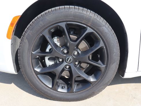 Used 2025 Chrysler Pacifica Limited FWD image 34