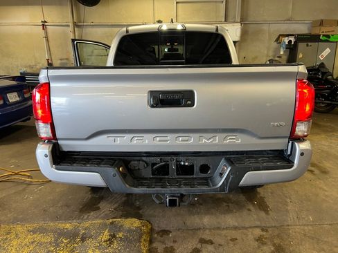 Used 2017 Toyota Tacoma TRD Sport image 18