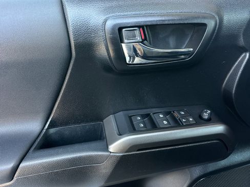 Used 2022 Toyota Tacoma TRD Sport w/ Technology Package AWD/4WD image 10