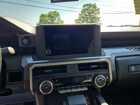 Used 2025 Toyota Tacoma SR5 AWD/4WD image 19