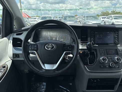 Used 2020 Toyota Sienna XLE FWD image 21