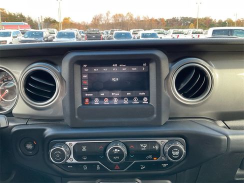 Used 2020 Jeep Wrangler Unlimited Sahara image 21