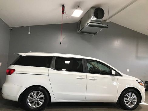 Used 2017 Kia Sedona LX w/ LX Essentials Premium Package image 3