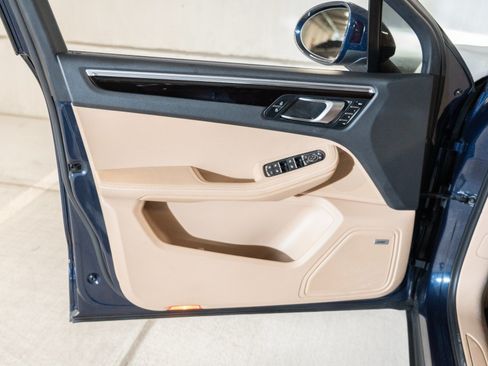 Certified 2020 Porsche Macan AWD/4WD image 16