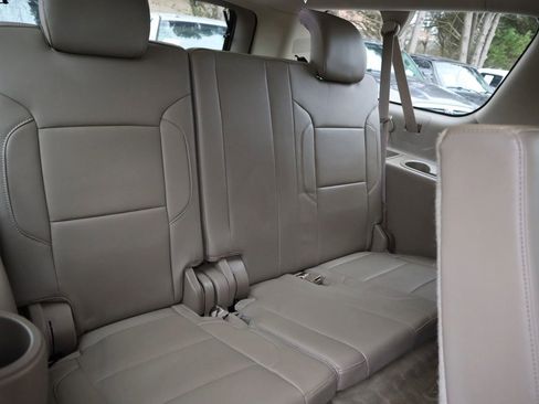 Used 2015 Chevrolet Suburban LT image 25