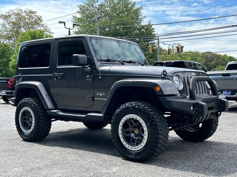 Used 2018 Jeep Wrangler Sahara w/ Connectivity Group AWD/4WD image 1