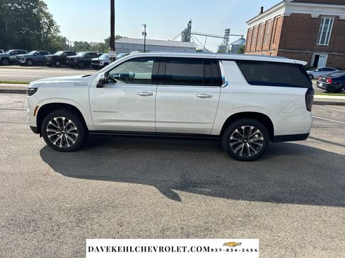 Used 2025 Chevrolet Suburban High Country AWD/4WD image 3